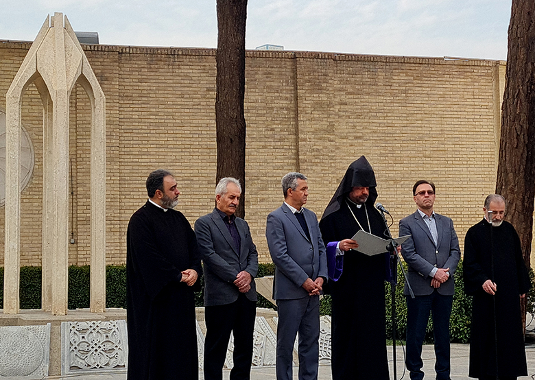 گردهمایی ارامنه اصفهان در کلیسای وانک جهت محکومیت حملات ضد بشری رژیم صهیونیستی در فلسطین